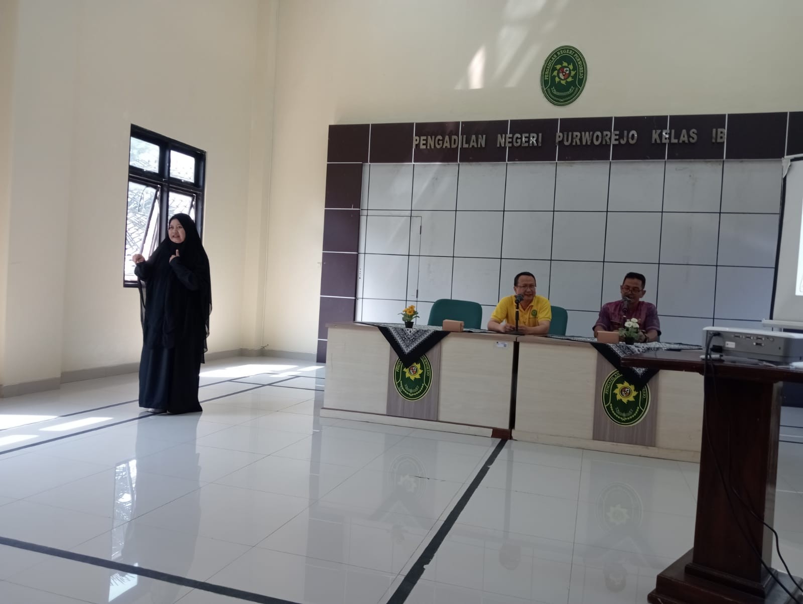 Kadinsos dan Ketua PN Purworejo Bersama Tingkatkan Inklusivitas melalui Pelatihan Bahasa Isyarat.