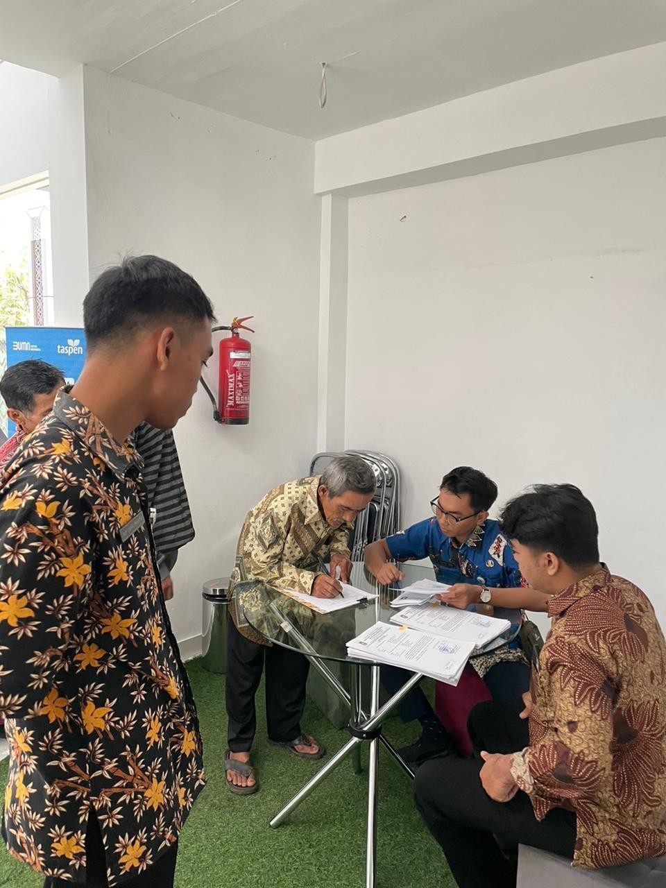 Komitmen untuk Masyarakat: DINSOSDALDUKKB Tuntaskan Pembagian Bansos DBHCHT Tahap Kedua