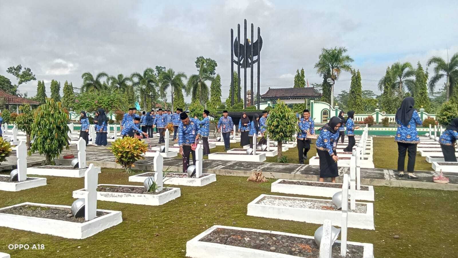 Meneladani Pengabdian Pahlawan: Fasilitasi Ziarah Korpri ke-54 di TMP Projo Handoko Loyo