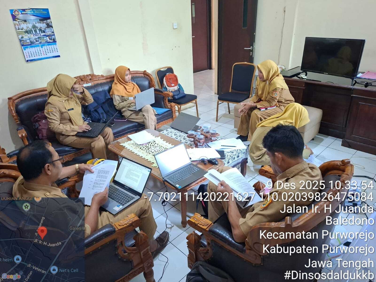 Wujud Kepedulian Negara untuk Lansia, Penyaluran Bantuan Cash Transfer Kemensos Digelar di DINSOSDALDUKKB Purworejo