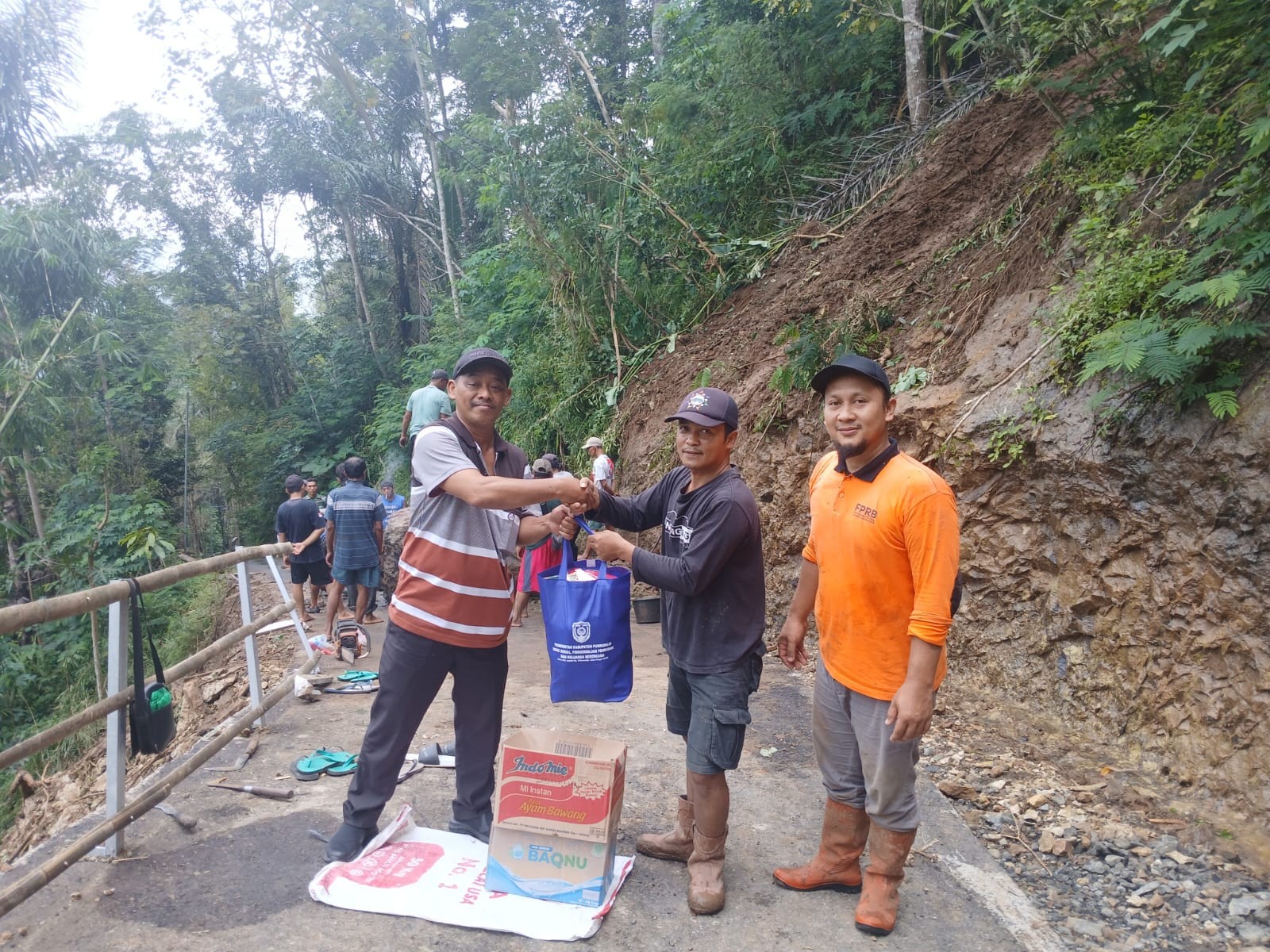 Dinsosdaldukkb Purworejo Salurkan Bantuan untuk Warga Terdampak Longsor di Gunungwangi.